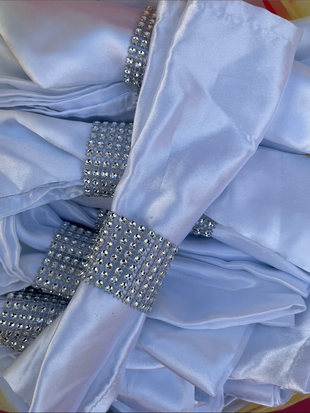 100 pcs 50 White Satin Napkins with 50 Silver Napkin Rings Party.